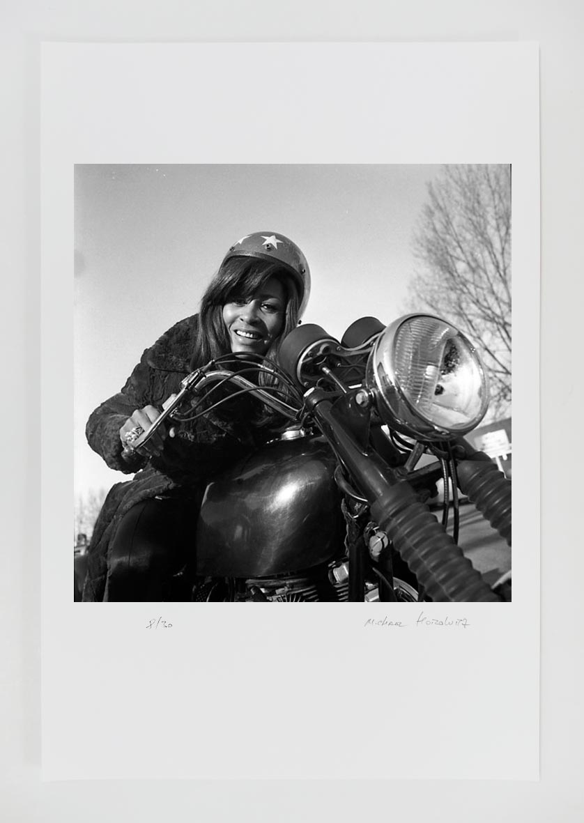Michael HOROWITZ Tina Turner auf dem Motorrad - Fotographie Pigmentdruck